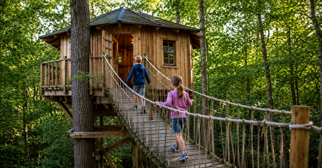 Familienurlaub zwischen Baumwipfeln, Natur und ganz viel Magie Ganz ehrlich? Ich glaube, fast jeder hatte als Kind irgendwann diesen einen Traum: 👉 ein eigenes Baumhaus 😄 Ein Ort hoch oben zwischen den Bäumen. Versteckt. Gemütlich. Irgendwie magisch. Und genau deshalb lieben Kinder Baumhäuser bis heute so sehr. Aber ehrlich gesagt: 👉 Erwachsene genauso 😄 Denn sobald man dort oben sitzt, zwischen Blätterrauschen, Vogelstimmen und ganz viel Ruhe, fühlt sich plötzlich alles weit weg an. Der Alltag. Das Handy. Die To-do Liste. Und genau DAS macht Baumhaus Urlaub mit Kindern so besonders. Vor allem in Deutschland gibt es mittlerweile wunderschöne Baumhäuser und Hotels mit Baumhäusern, die Natur und Komfort perfekt verbinden. Manche wirken wie aus einem Kinderbuch, andere wie kleine Designhäuser mitten im Wald. Und das Beste: Sie sind perfekt für Sommerferien und Herbstferien. Im Sommer sitzen Kinder barfuß auf der Terrasse und beobachten Pferde oder Rehe. Im Herbst wird es mit Kakao, Decken und Kamin plötzlich unglaublich gemütlich 😄 Und genau deshalb kommen hier meine absoluten Lieblings Baumhäuser für Familien in Deutschland 💛 🌾 Elbinselhof Krautsand – Baumhausurlaub zum Durchatmen 4 Im Elbinselhof Krautsand fühlt sich alles plötzlich leiser an. Man hört Vögel, Blätterrauschen und manchmal irgendwo Pferde. Sonst eigentlich nichts. Und genau das macht diesen Ort so unglaublich besonders. Die Baumhäuser mit den Namen Jojo, Lotti und Annie stehen auf hohen Stelzen direkt neben einer Pferdeweide hinter dem Deich. Schon der Weg dorthin fühlt sich ein bisschen an wie ein kleiner Ausstieg aus dem Alltag. Oben angekommen merkt man sofort: 👉 Hier kann man wirklich abschalten. Die Baumhäuser sind wunderschön eingerichtet. Viel Holz, helle Farben, Felle, gemütliche Details und ein Kamin sorgen dafür, dass alles unglaublich warm und entspannt wirkt. Nicht übertrieben luxuriös. Sondern genau richtig gemütlich. Und diese Aussicht 😄 Von den kleinen Terrassen schaut man ewig weit über die Landschaft und plötzlich merkt man, wie lange man sich eigentlich schon nicht mehr richtig ruhig gefühlt hat. Besonders schön finde ich dort die Abendstunden. Wenn langsam alles still wird und die großen beleuchteten Schiffe über die Elbe Richtung Hamburg fahren, entsteht dort eine Stimmung, die man schwer beschreiben kann. Kinder sitzen eingekuschelt auf der Terrasse, irgendwo rascheln die Bäume und plötzlich fühlt sich Familienurlaub ganz leicht an. 👉 Für mich ist der Elbinselhof Krautsand perfekt für Familien, die Ruhe, Natur und ein bisschen Baumhaus Magie suchen. 🌲 Baumhaus Hotel Uckermark – wie ein Kinderbuch in echt 4 Das Baumhaus Hotel Uckermark erfüllt ehrlich gesagt Kindheitsträume 😄 Mitten im Wald hinter Gut Gollin stehen mehrere wunderschöne Baumhäuser zwischen den Bäumen und sehen wirklich genauso aus, wie man sich Baumhäuser früher vorgestellt hat. Vielleicht sogar schöner 😄 Schon das Hochklettern über die Leiter sorgt bei Kindern sofort für Abenteuer Stimmung. Und oben angekommen wartet ein richtig gemütliches kleines Zuhause mitten in den Baumwipfeln. Alles ist aus Holz gebaut und unglaublich liebevoll gestaltet. Es gibt Betten, einen Tisch, Fenster, Stühle und sogar einen kleinen Balkon, von dem aus man Tiere beobachten kann. Und genau DAS fanden unsere Kinder komplett faszinierend. Draußen laufen Rotwild, Kühe und sogar eine kleine Ziegenherde herum. Während die Kinder auf der Terrasse sitzen und Tiere beobachten, fühlt man sich plötzlich wie mitten in einem Kinderbuch. Besonders schön finde ich außerdem den Hofladen und das kleine Hofcafé. Dort gibt es frische Lebensmittel und ganz viele regionale Produkte. Und das Frühstück? 👉 Einfach traumhaft 😄 Morgens steht plötzlich ein Frühstückskorb vor der Tür mit frischen Sachen aus dem Hofladen. Ganz ehrlich: Schon allein dafür würde ich wiederkommen 😄 Was ich außerdem liebe: Die Baumhäuser funktionieren nicht nur im Sommer. Im Herbst und Winter wird es dort sogar fast noch gemütlicher. Die Häuser sind beheizbar und während draußen vielleicht Regen oder Schnee fällt, sitzt man drinnen mit einer warmen Decke und Kakao. Und genau dann wird aus Familienurlaub plötzlich richtiges Hygge Gefühl 😄 👉 Für mich gehört das Baumhaus Hotel Uckermark zu den schönsten Familien Geheimtipps in Deutschland. 🌿 Hof Bockelmann – Luxus Baumhäuser mitten in der Lüneburger Heide 4 Der Hof Bockelmann ist einer dieser Orte, bei denen man erst mal kurz sprachlos ist 😄 Denn ehrlich gesagt erwartet man mitten in der Natur nicht unbedingt Baumhäuser mit Fußbodenheizung, Design Badezimmern und so viel Komfort. Aber genau DAS macht diesen Ort so besonders. Der Hof liegt wunderschön am Rand der Lüneburger Heide und fühlt sich fast ein bisschen wie ein kleiner Park an. Überall gibt es unterschiedliche Unterkünfte – vom Fachwerkhaus bis zum Reetdachhaus. Und dann plötzlich: 👉 diese unglaublichen Baumhäuser 😄 Die Aufgänge schlängeln sich um alte Eichenstämme nach oben und dort verstecken sich riesige Holz Baumhäuser mitten in den Baumwipfeln. Und ganz ehrlich: Kinder drehen dort komplett durch vor Begeisterung 😄 Die Häuser gehen über zwei Etagen und bieten Platz für drei bis sechs Personen. Gleichzeitig fühlt sich alles unglaublich hochwertig und gemütlich an. Bad, Dusche, WC und sogar Fußbodenheizung sorgen dafür, dass man zwar mitten in der Natur ist – aber trotzdem überhaupt nicht auf Komfort verzichten muss. Und genau diese Mischung finde ich genial. Tagsüber Tiere streicheln, draußen spielen oder die Heide entdecken. Und abends sitzt man oben im Baumhaus und denkt sich einfach nur: 👉 Wie cool ist das bitte 😄 Auch für Kinder gibt es dort unglaublich viel. Das Kinderparadies in der alten Scheune macht seinem Namen wirklich alle Ehre und Streichelgehege, Hofcafé und Hofladen sorgen dafür, dass Familien dort problemlos mehrere Tage verbringen können. 👉 Für mich ist Hof Bockelmann perfekt für Familien, die Baumhaus Abenteuer UND Komfort möchten. 💛 Fazit: Baumhaus Urlaub mit Kindern bleibt einfach im Kopf Ganz ehrlich? Ich glaube, Baumhäuser lösen bei Kindern und Erwachsenen sofort etwas aus 😄 Dieses Gefühl von Abenteuer. Natur. Freiheit. Und irgendwie auch Kindheit. Der Elbinselhof Krautsand schenkt Ruhe und wunderschöne Abende an der Elbe. Das Baumhaus Hotel Uckermark fühlt sich an wie ein echtes Kinderbuch. Und Hof Bockelmann zeigt, wie luxuriös Natururlaub mit Kindern sein kann. Und genau deshalb liebe ich Baumhaus Urlaub so sehr. Denn oft sind es genau diese besonderen Orte, an die sich Familien Jahre später noch erinnern. Nicht wegen perfekter Animation oder riesiger Hotels. Sondern: 👉 wegen Vogelstimmen am Morgen 👉 Kakao im Baumhaus 👉 Schiffe auf der Elbe 👉 und Kinderaugen voller Abenteuer 💛 Die schönsten Baumhäuser und Baumhaus Hotels in Deutschland mit Kindern, kannst du den Titel umändern dass er viral geht Hier sind mehrere viralere Titelideen in deinem Stil 😄💛 Diese Baumhaus Hotels in Deutschland lieben Familien gerade total 🌳 Baumhaus Urlaub mit Kindern in Deutschland – diese Orte sind einfach magisch ✨ Die schönsten Baumhäuser in Deutschland mit Kindern – wie aus einem Märchen 🌿 Familienurlaub im Baumhaus? Diese Geheimtipps in Deutschland musst du kennen 😍 Diese Baumhaus Hotels in Deutschland machen Kinder sprachlos 😄🌳 Die coolsten Baumhäuser für Familien in Deutschland – perfekt für Sommer & Herbst 🍂 Baumhaus Urlaub in Deutschland mit Kindern – diese Orte vergisst man nie 💛 Zwischen Baumwipfeln und Abenteuer – die schönsten Baumhaus Hotels für Familien 🌲 Familienurlaub im Baumhaus – Deutschlands schönste Geheimtipps mit Kindern ✨ Diese Baumhäuser in Deutschland sind der perfekte Familienurlaub 🌿😄 Mein Favorit für Pinterest + Google + Klickrate wäre übrigens: 👉 Baumhaus Urlaub mit Kindern in Deutschland – diese Orte sind einfach magisch